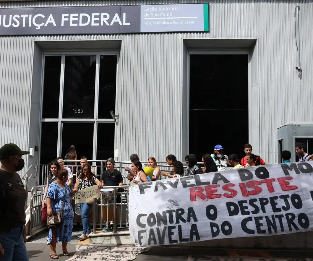 Moradores da Favela do Moinho protestam contra demolições e despejos