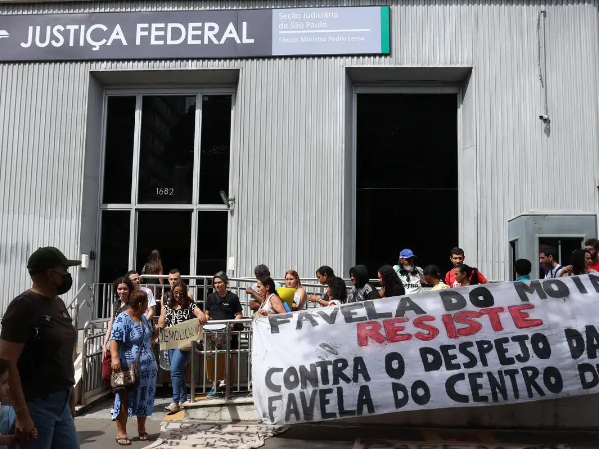 Moradores da Favela do Moinho protestam contra demolições e despejos