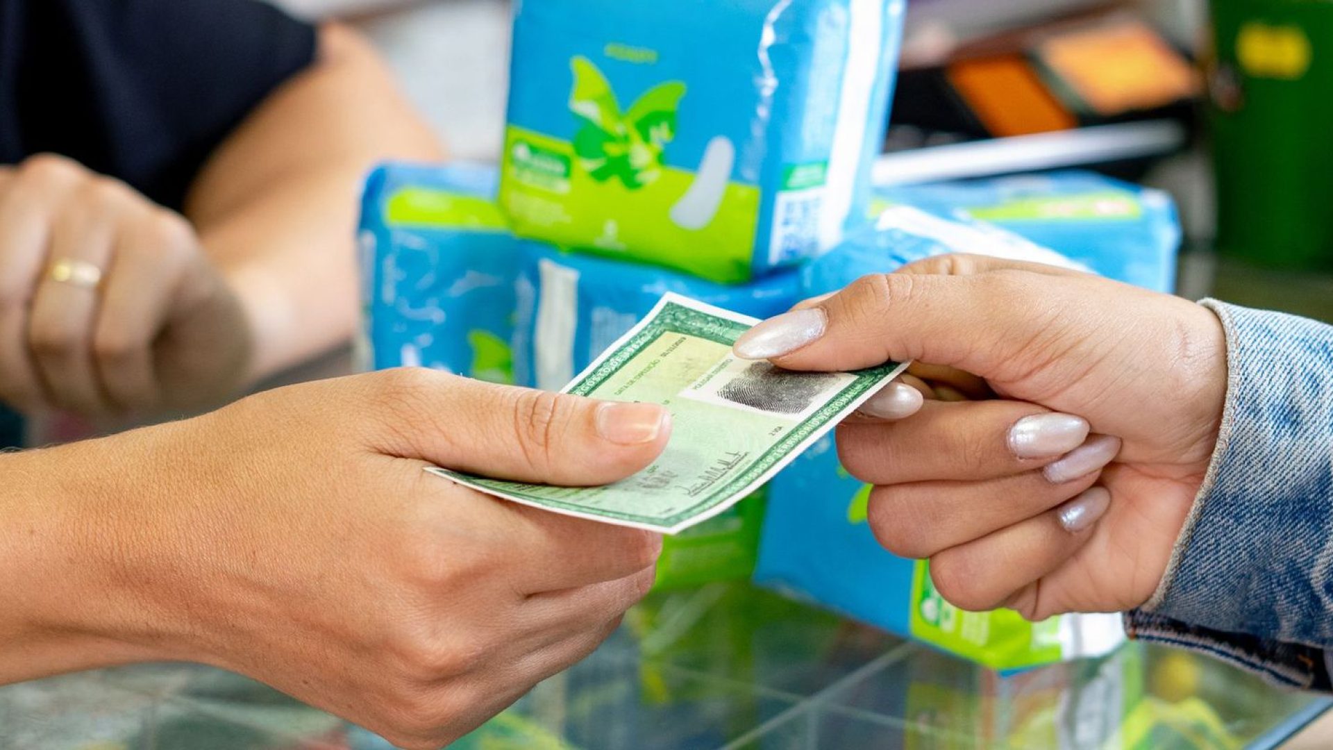 Beneficiárias recebem mensagens sobre retirada de absorventes no SUS