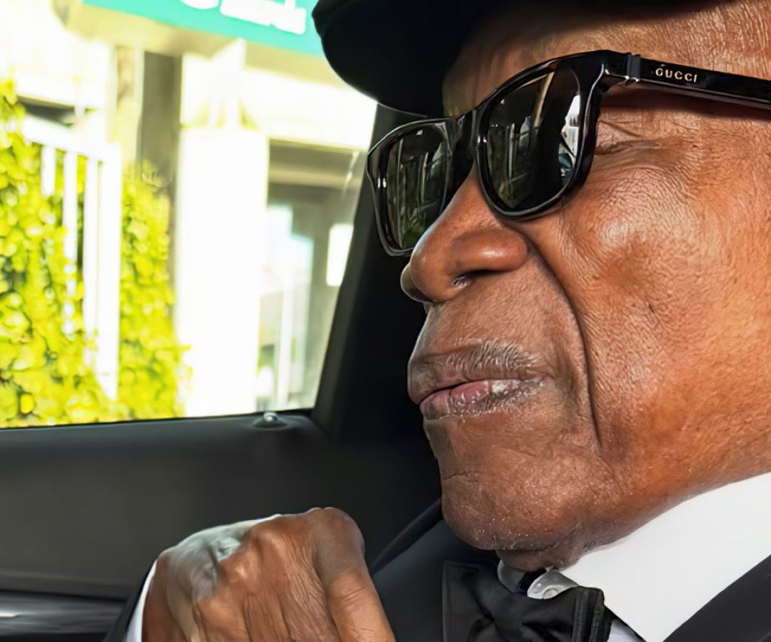 Millton Nascimento recebe título de doutor Honoris Causa